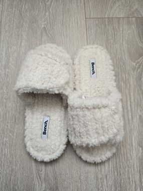 Bench Cream Plush Fuzzy Slide Slippers For Kids Junior Size S Boys Girls
